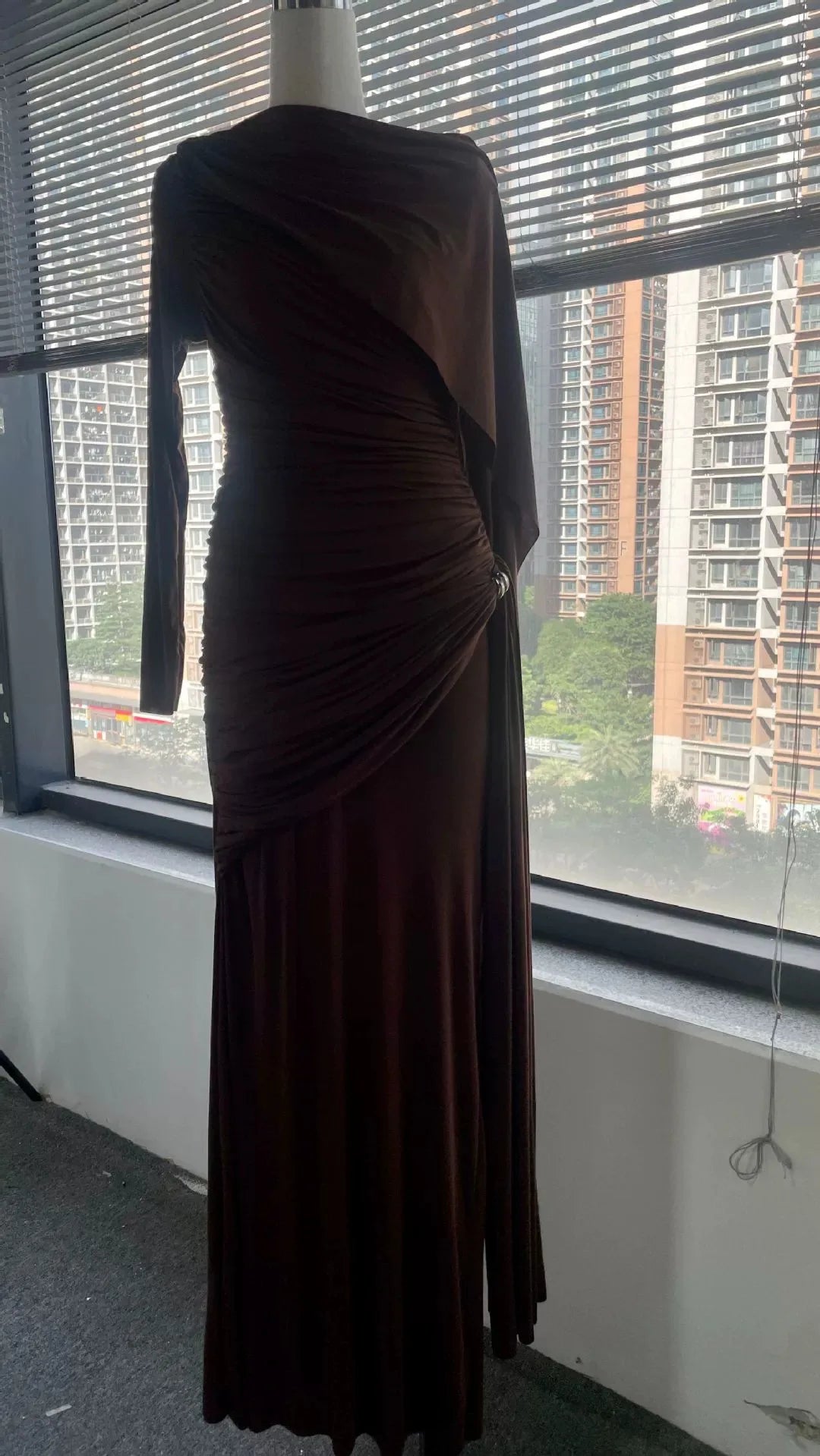 DEAT Fashion Brown Asymmetric Pleated Minimalist Dress Women's Round Neck Slim Fit Long Sleeves Ankle-length Dresses New